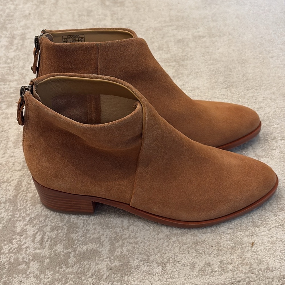 Gently worn women’s Soludos Venetian suede bootie